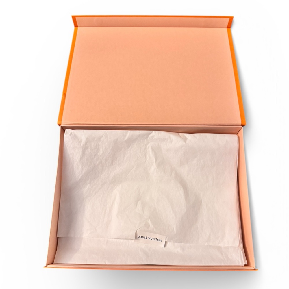Louis Vuitton Magnet Closure Box & Ribbon - Picture 10 of 12